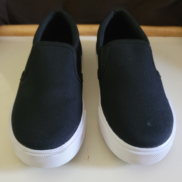 NWOT Childrens Place Slip on Canvas Sneakers Size 3 - Picture 1 of 9